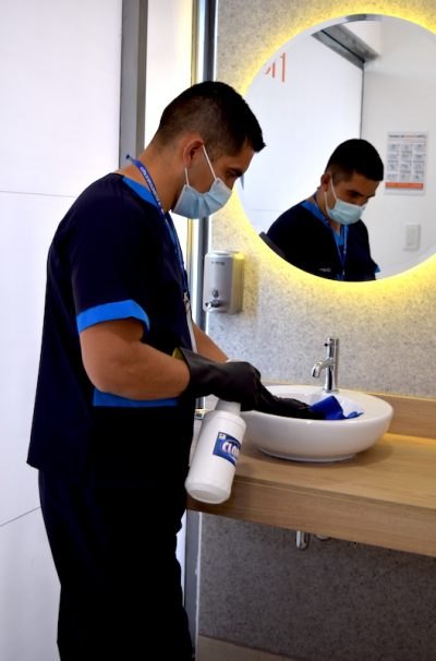 Profesional de limpieza IMPECU dejando una superficie impecable
